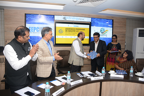 Mr Ravi Sehgal, Chairman, EEPC India presenting the memento to Mr Purnendu Sinha, FIE, Tata Sons Group Technology & Innovation Office